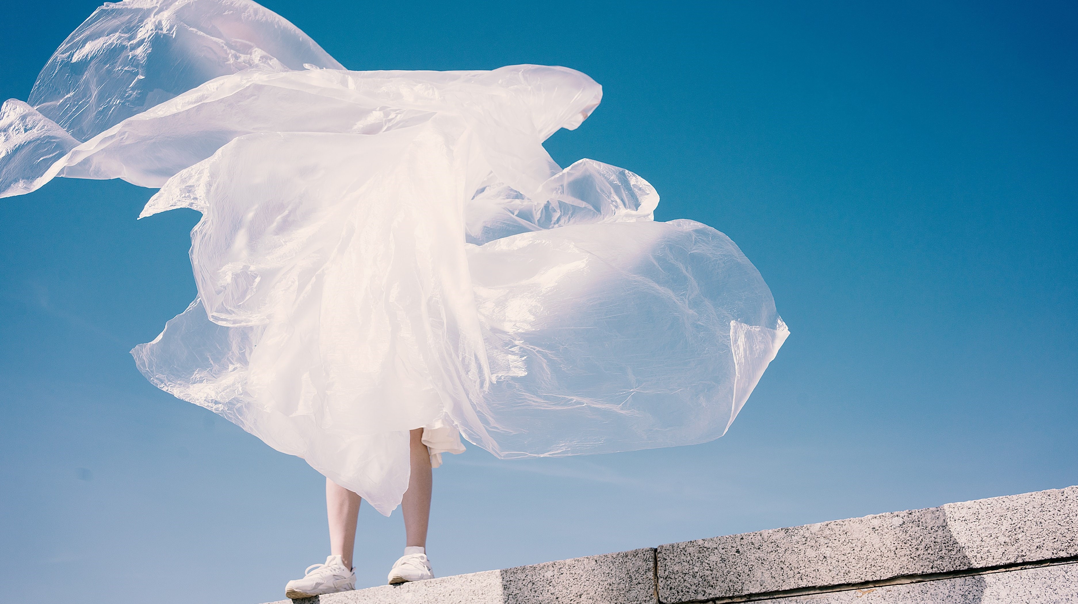 Bara fötterna syns på person bakom tyllkjol