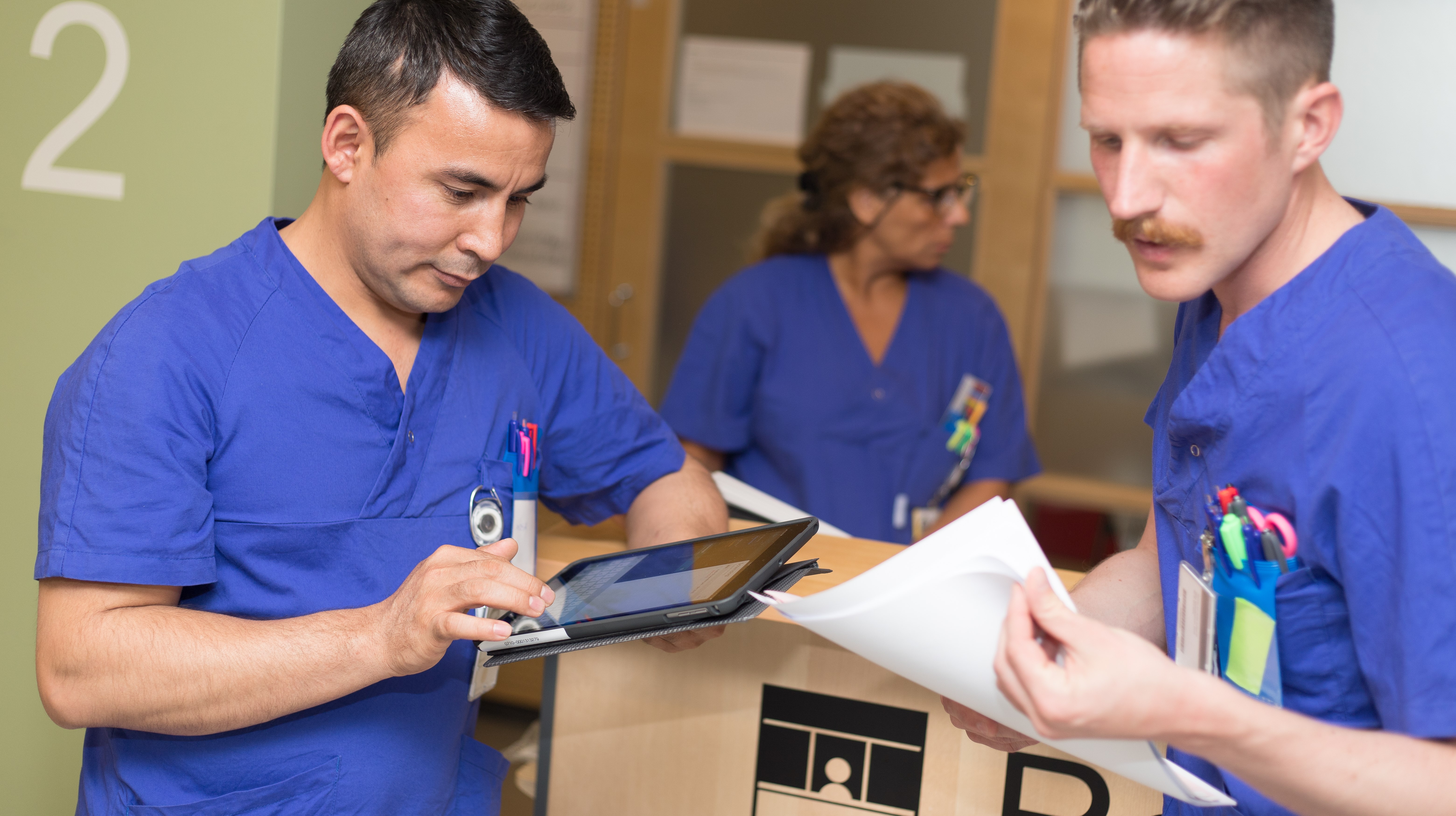 Vådpersonal läser journaler