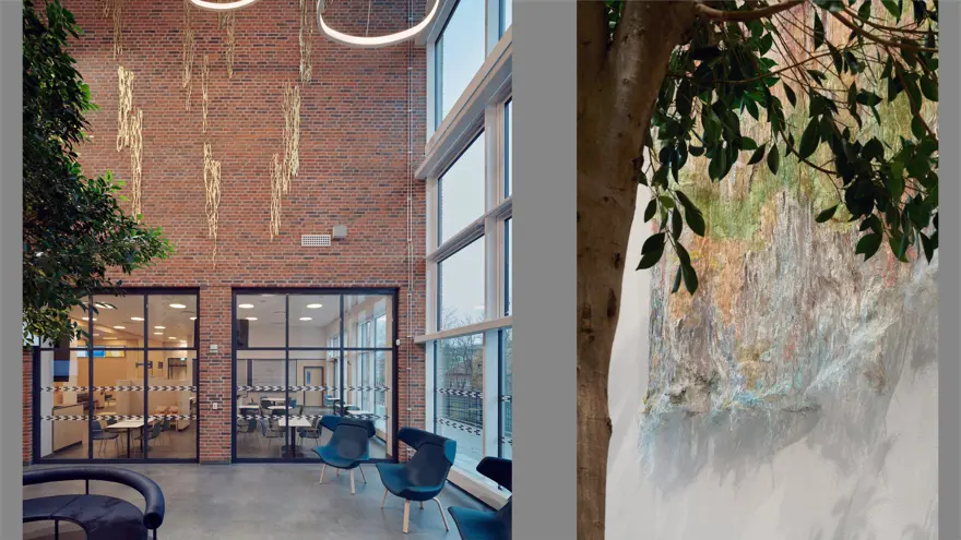 Två bilder. På den ena verket Solglitter, gyllene metall som är fäst i väggen. En närbild på nederdelen av ett textilt verk.