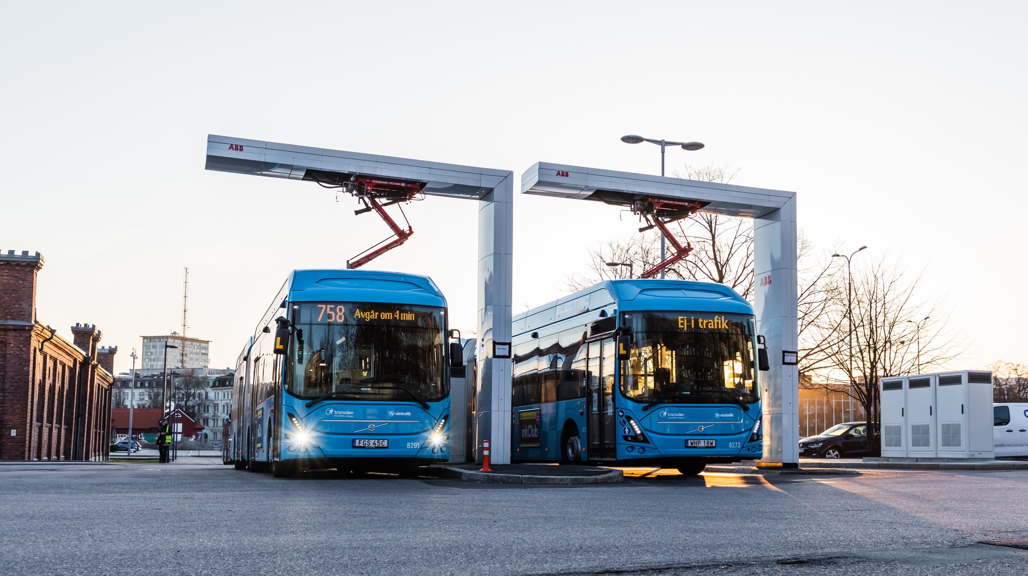 Två elbussar från Västtrafik laddas vid ändhållplats