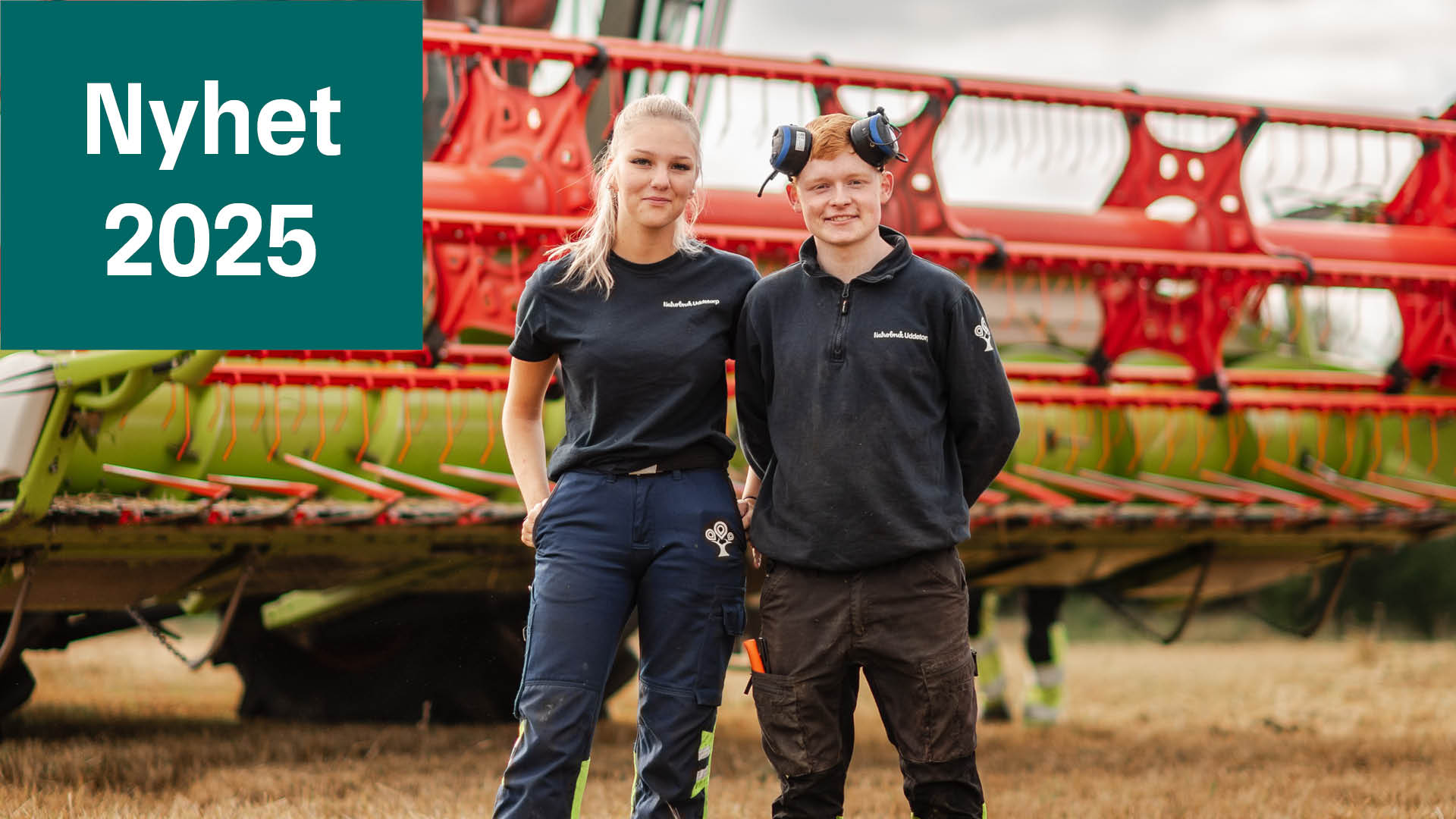 Två elever står framför skördetröska på skördat fält
