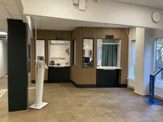 Receptionen med två fönster för anmälan. Två stativ med info om digital anmälan.