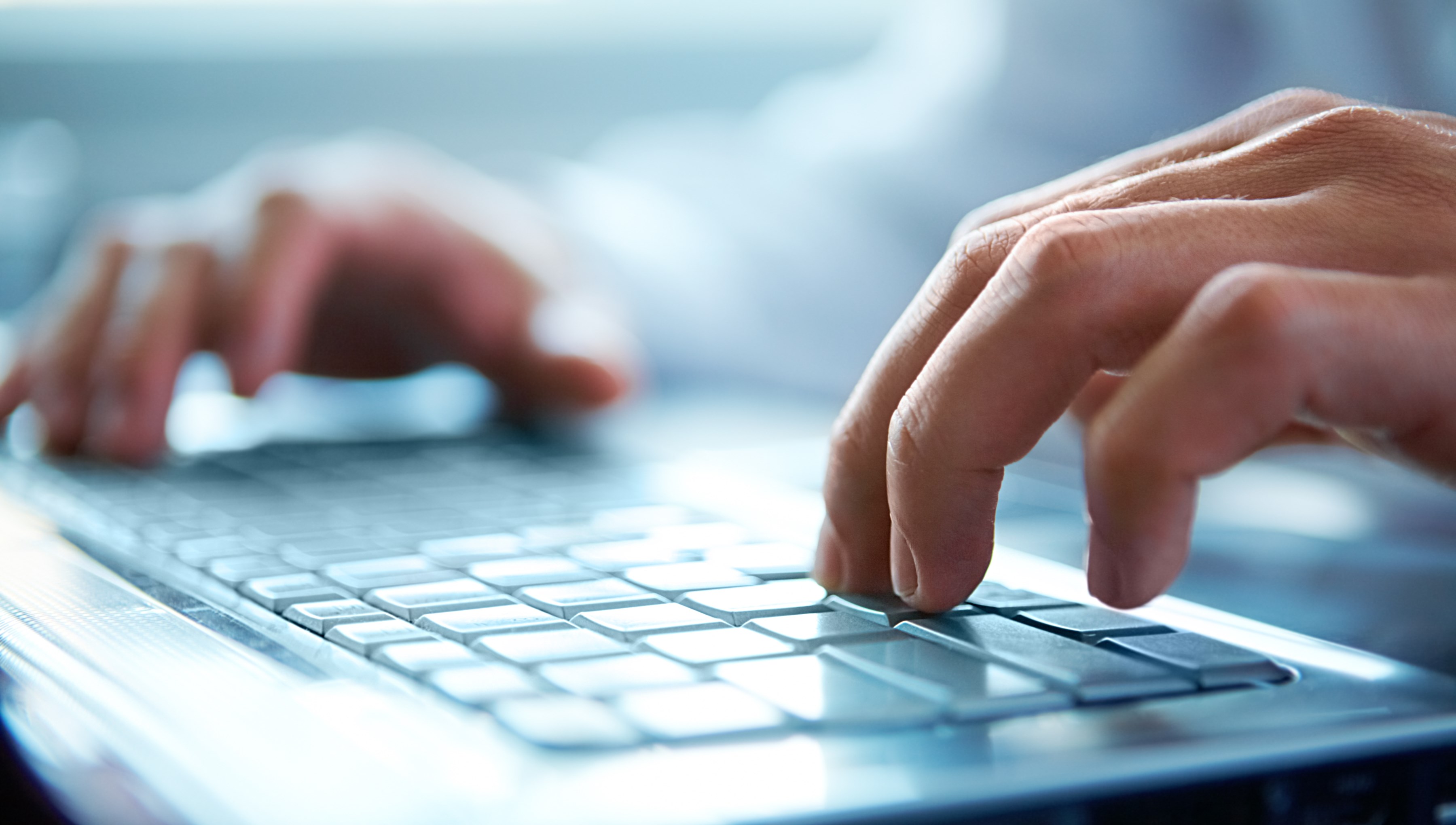 Händer som skriver på ett tangentbord