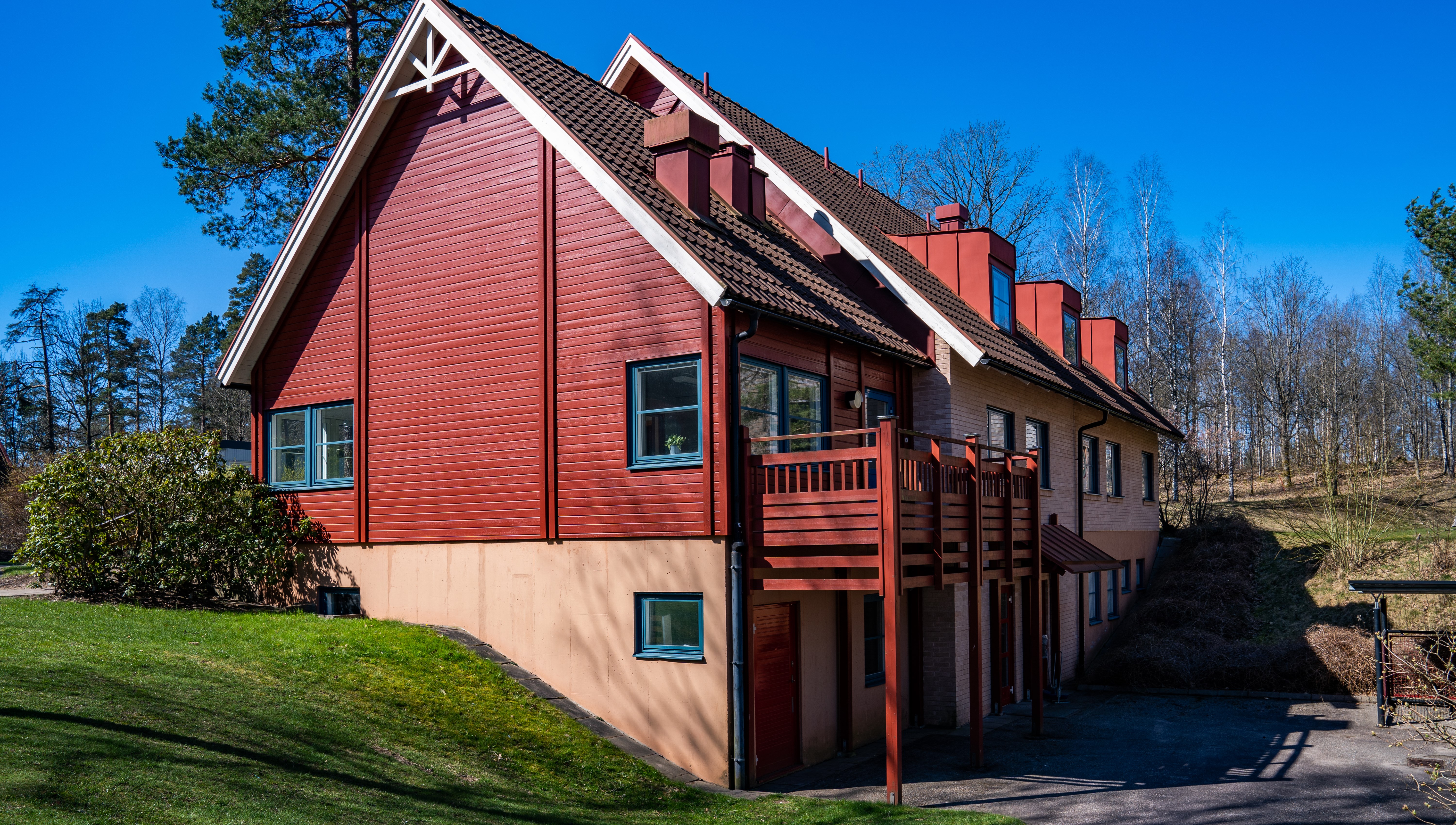 Vy från gaveln på internatbyggnaden