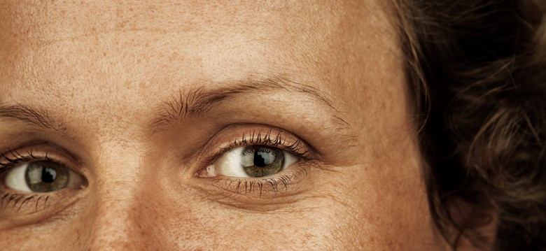 Ett par kvinnoögon.