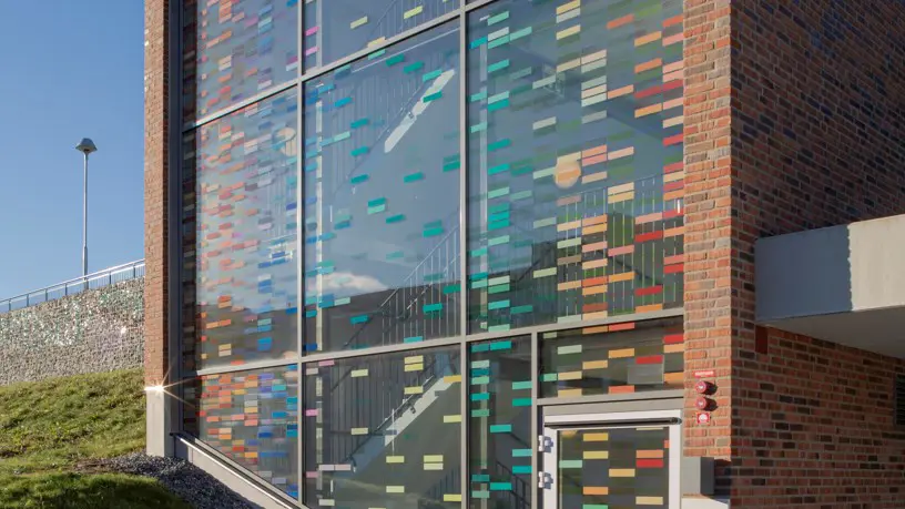 Glasfönstret till trapphuset i anslutnings till parkeringsgaraget