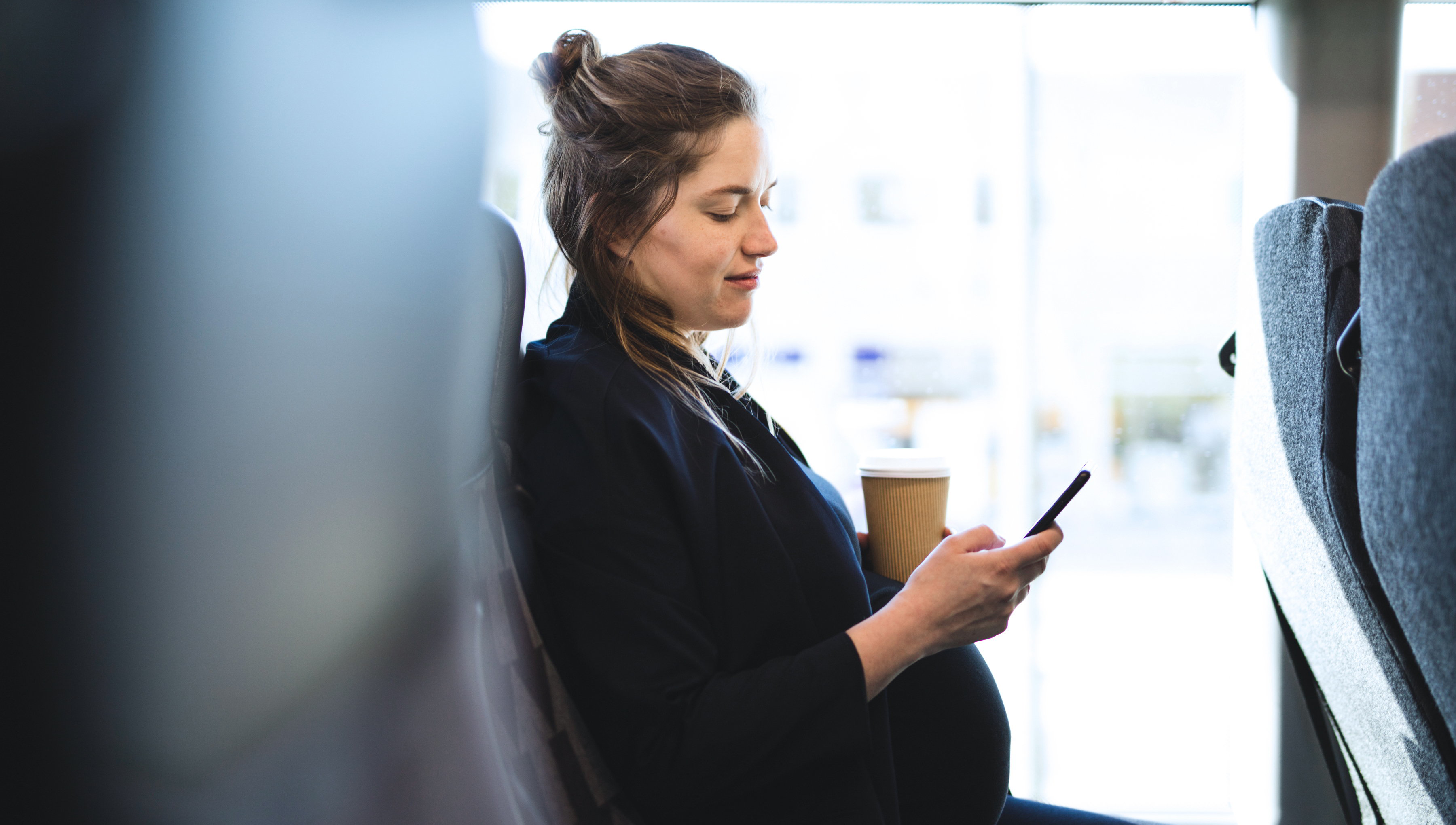 gravid kvinna med mobil