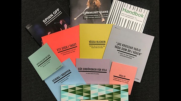 En mängd broschyrer som ligger i en hög.