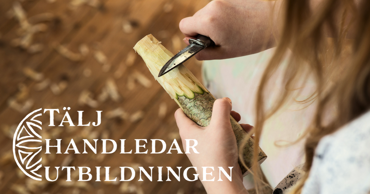 Barnhänder som täljer på en pinne och texten täljhandledarutbildningen med i vitt mot ett trägolv med täljspån