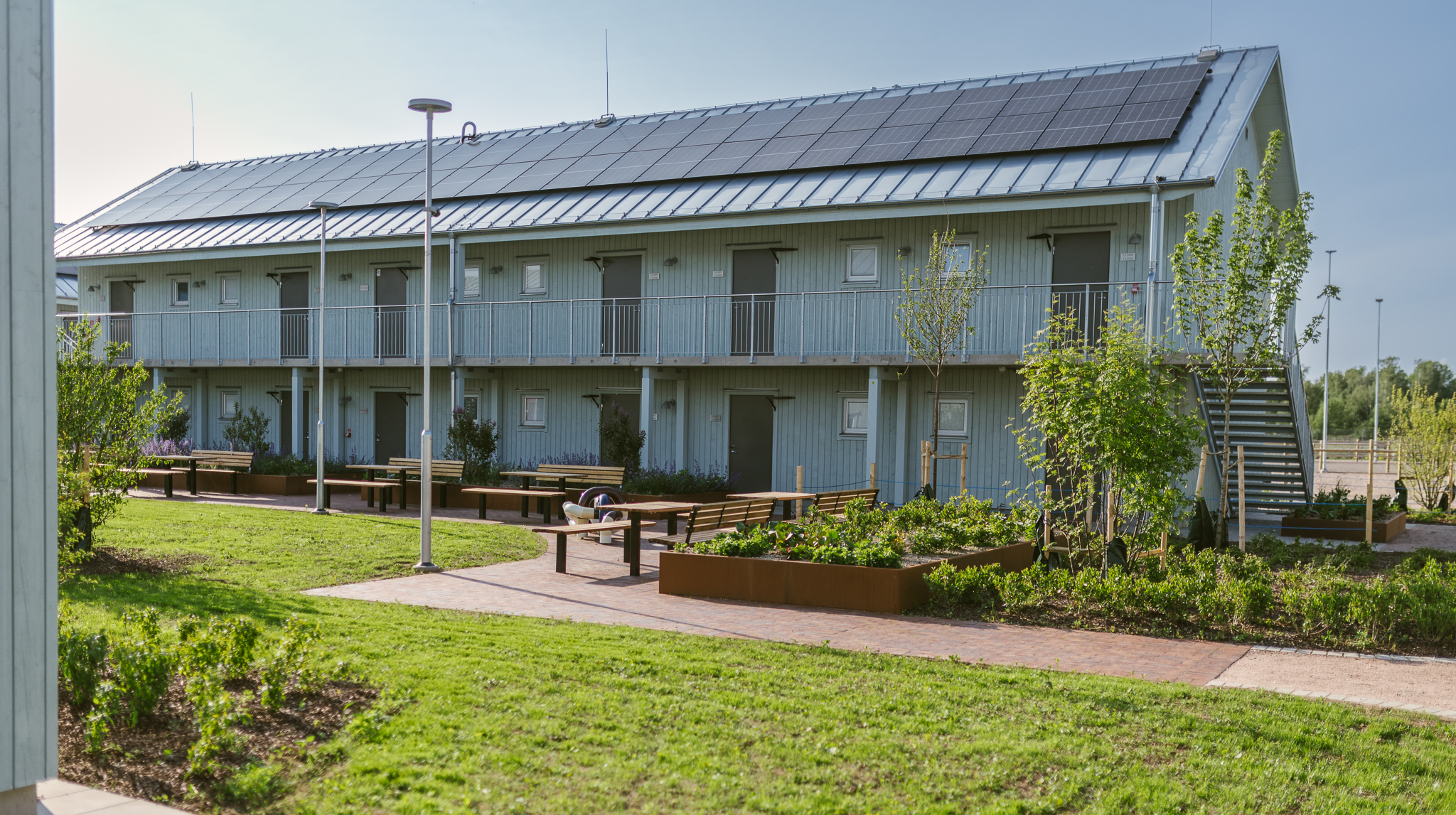 Internatbyggnad med trädgård