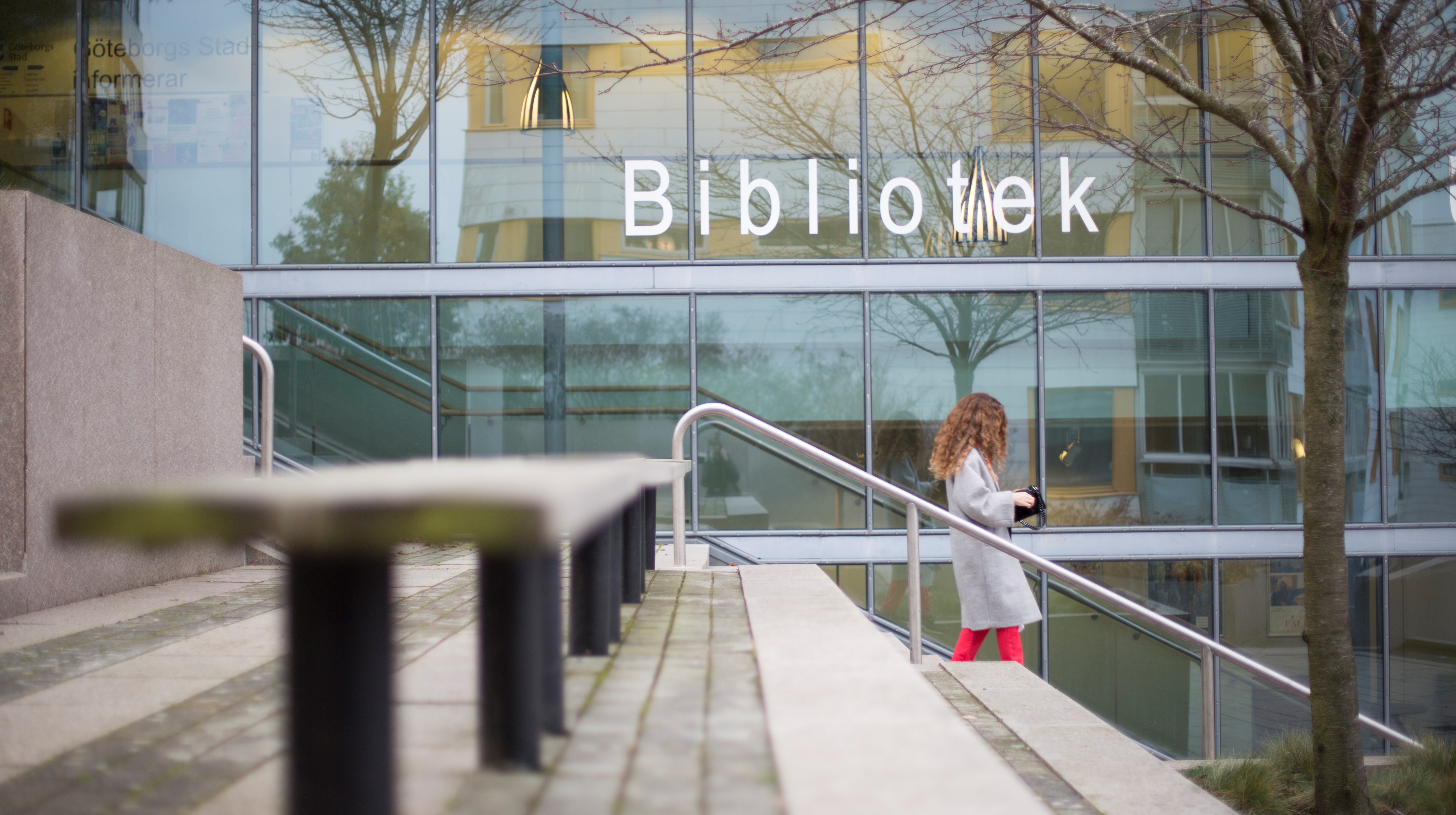 Bild på trappor framför ett bibliotek med glasrutor