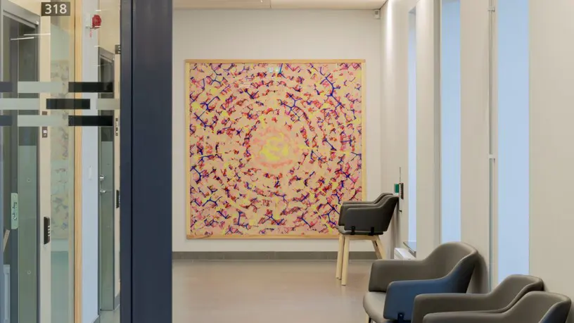 Konstverk i slutet av en korridor