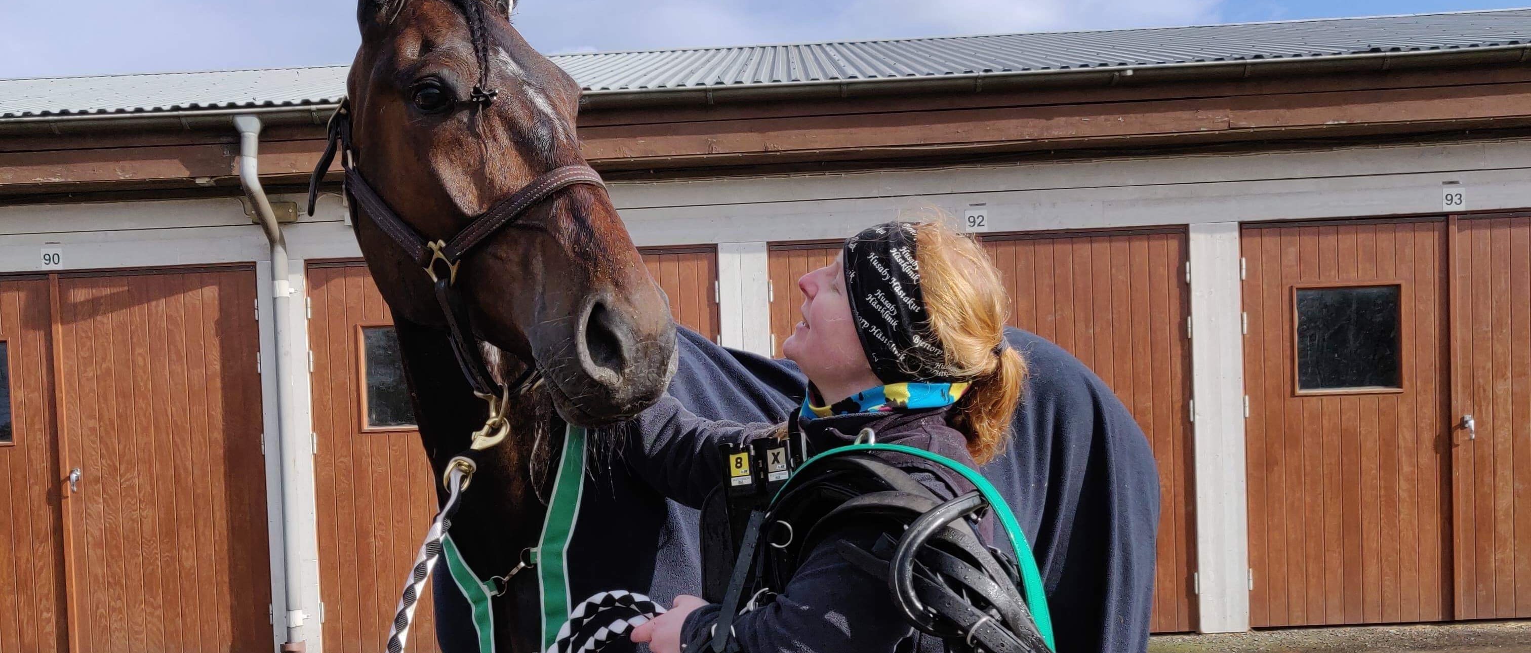 Fredrika karlsson Lindgren med en travhäst
