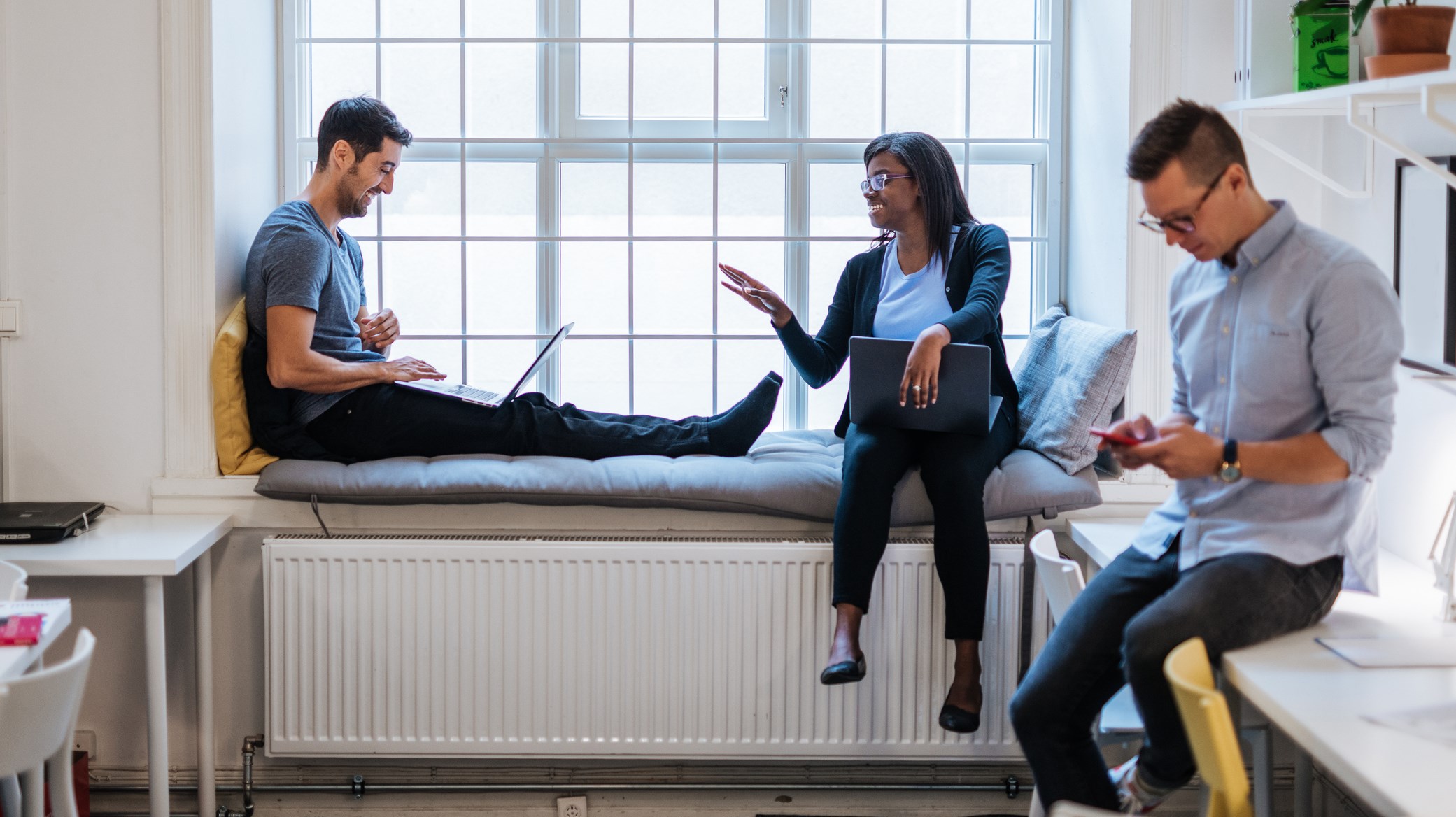 Aktivitetsbaserad arbetsmiljö med sittplatser i fönster