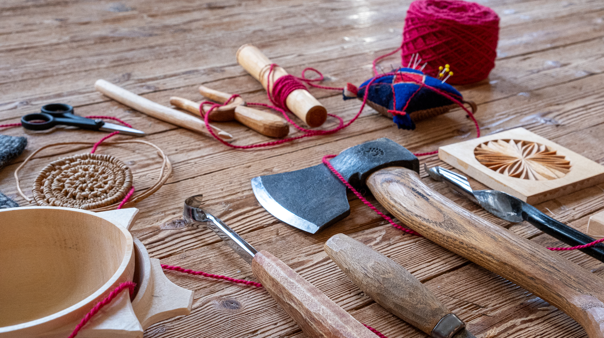 Verktyg, redskap och slöjdmaterial på ett golv