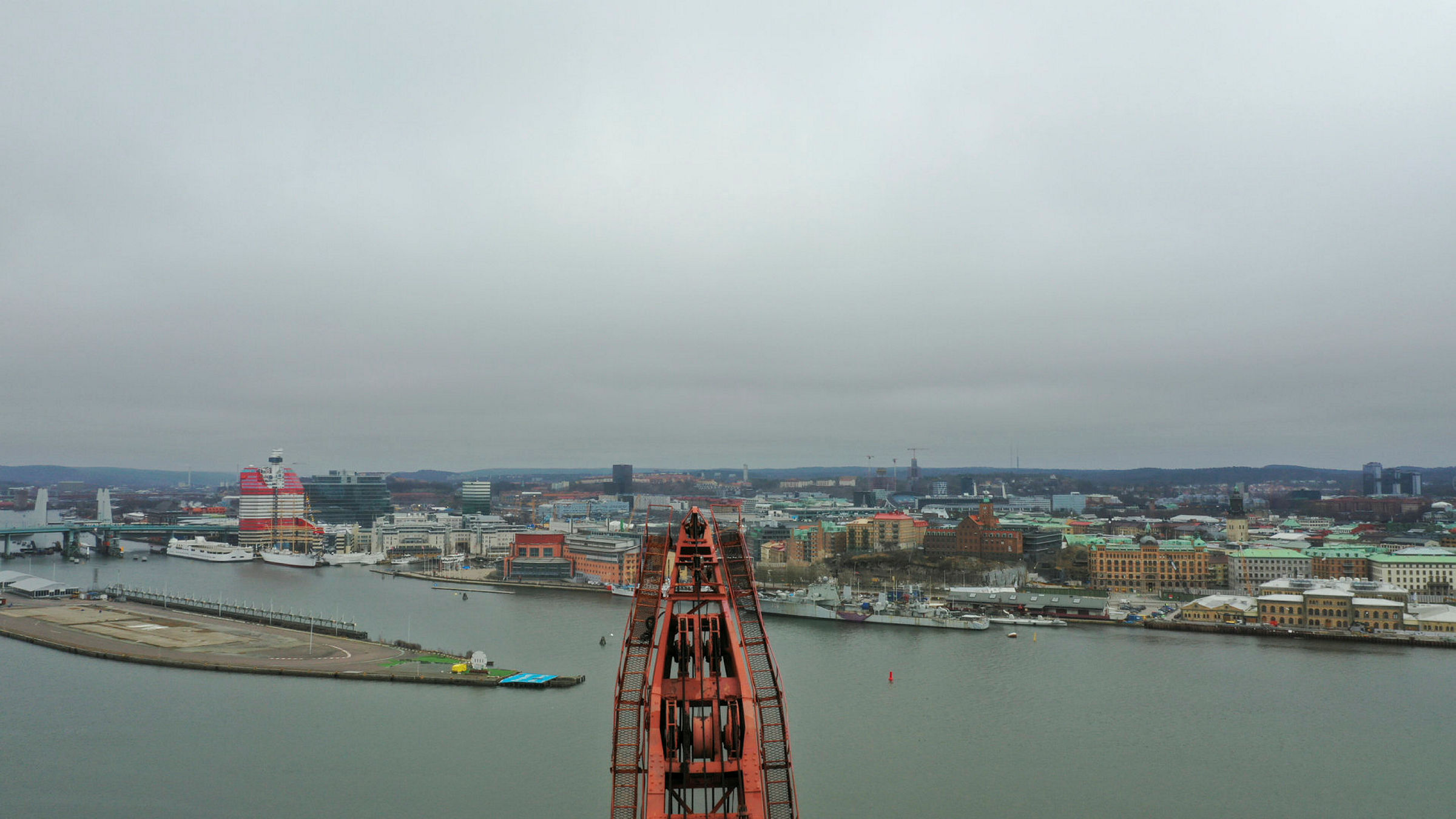 Ovanifrån, lyftkranens spets med Göteborgs siluett i bakgrunden, byggnaden läppstiftet och operan syns