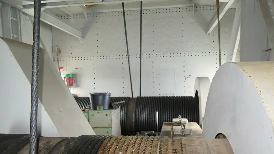 Närbild på vajer lindad rund stora spolar