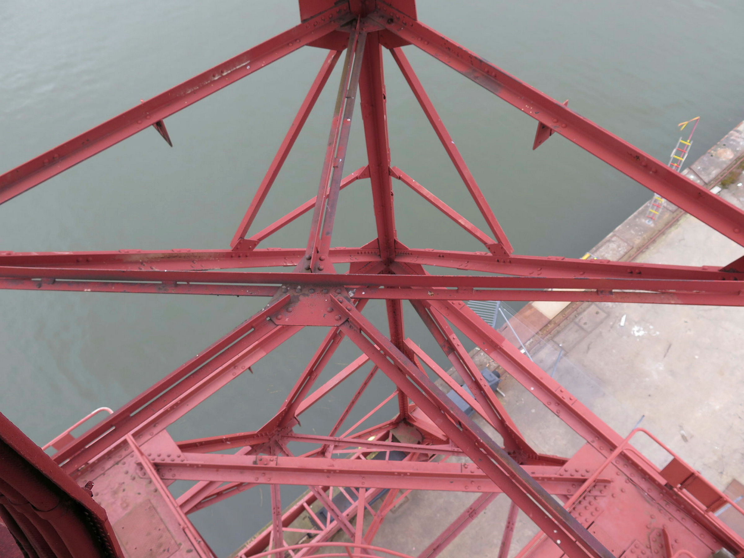 Närbild på metallstag på kran 43