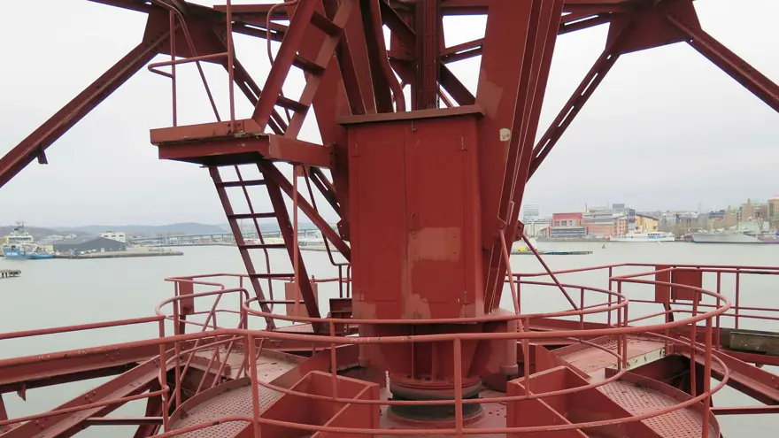 Inzoomad del av kran 43, mittenpartiet med trappor och räcken