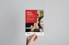 Exempel på informationsblad med kulturens röda huvudfärg på en stor grafisk form. På formen ligger vit text. Bakom formen finns en bild på ett barn med hörlurar. Längst ner ligger VGR:s logotyp, intill ligger Mölndals stads logotyp.