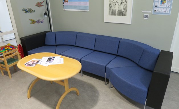 Lekhörna med två låga bord och stolar