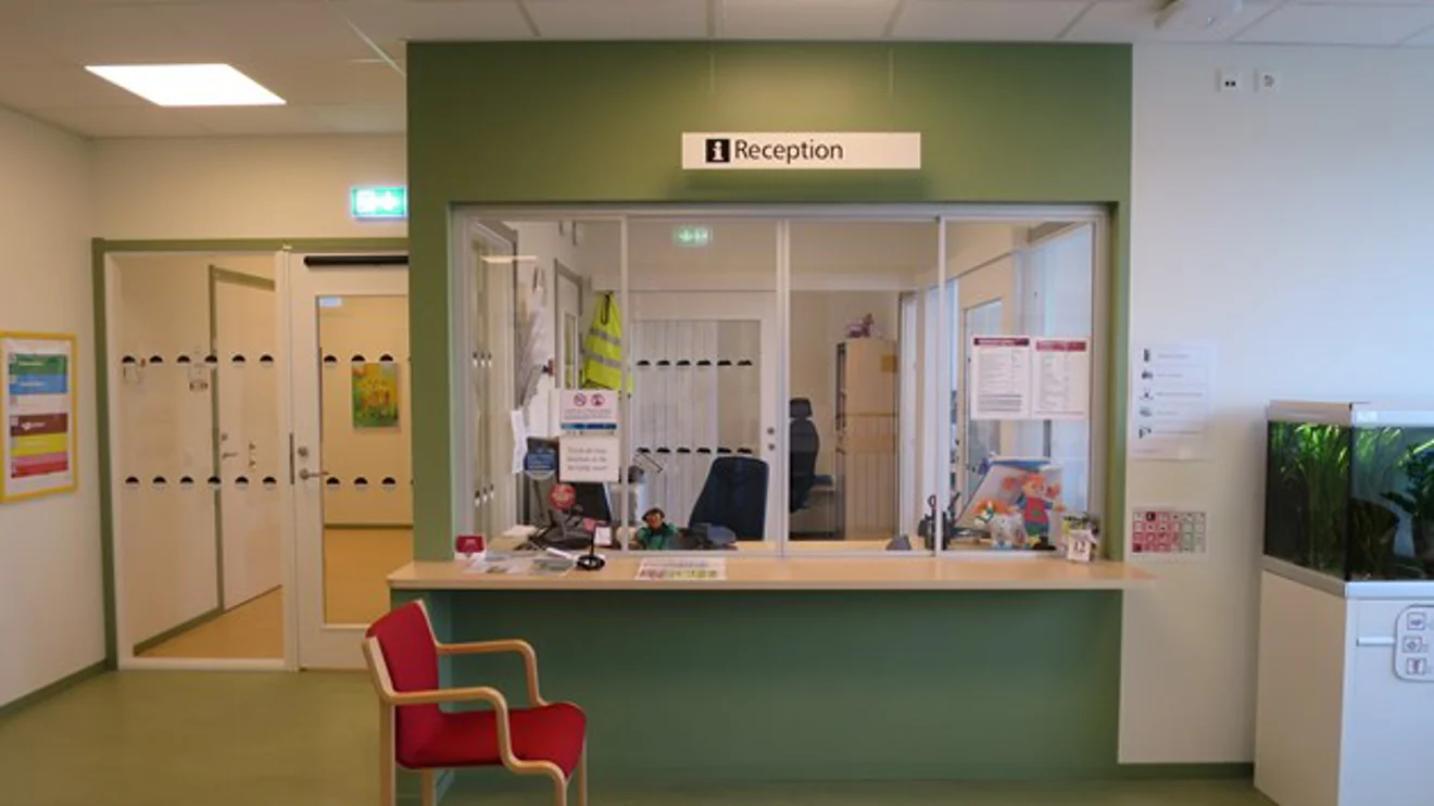 Reception med en disk och en glasruta