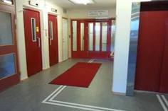 Inre entrédörr i glas med röda detaljer